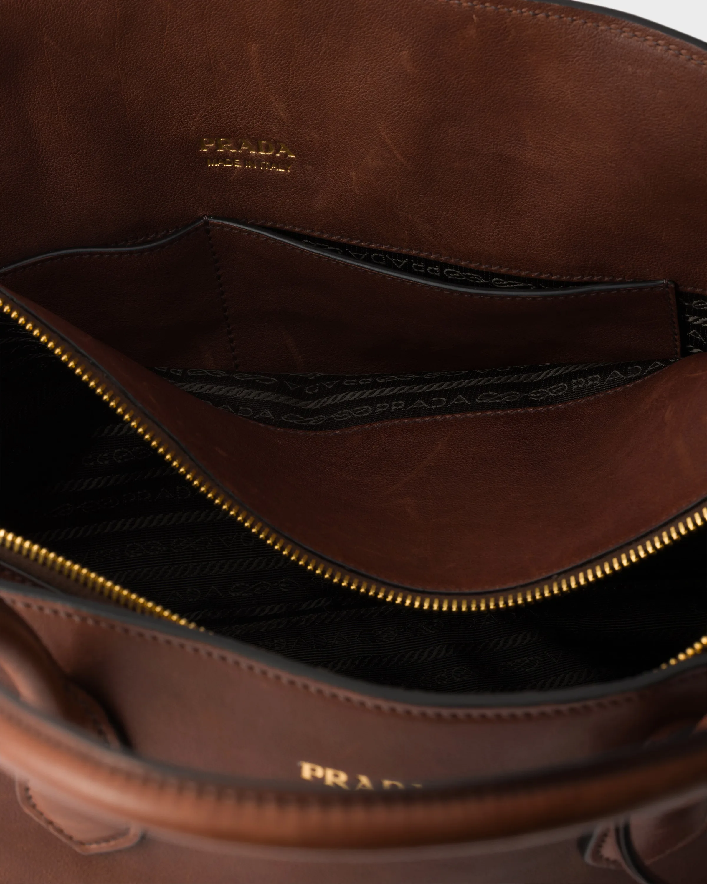 프라다 Prada Signet 라지 레더 토트백 1BG600_2HFQ_F0LU3_V_OOM