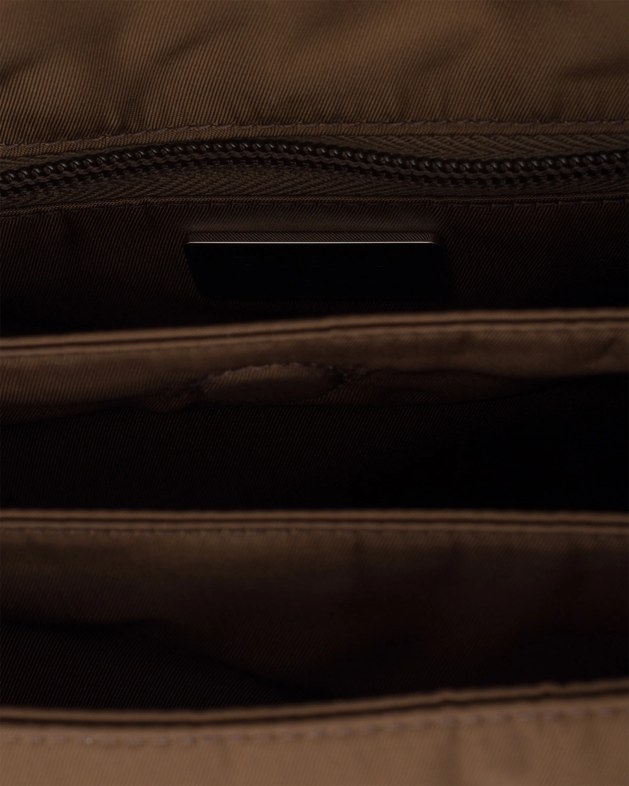 프라다 Prada Traveller 미디엄 패디드 Re-Nylon 백 1BD255_RDLN_F0038_V_OOO