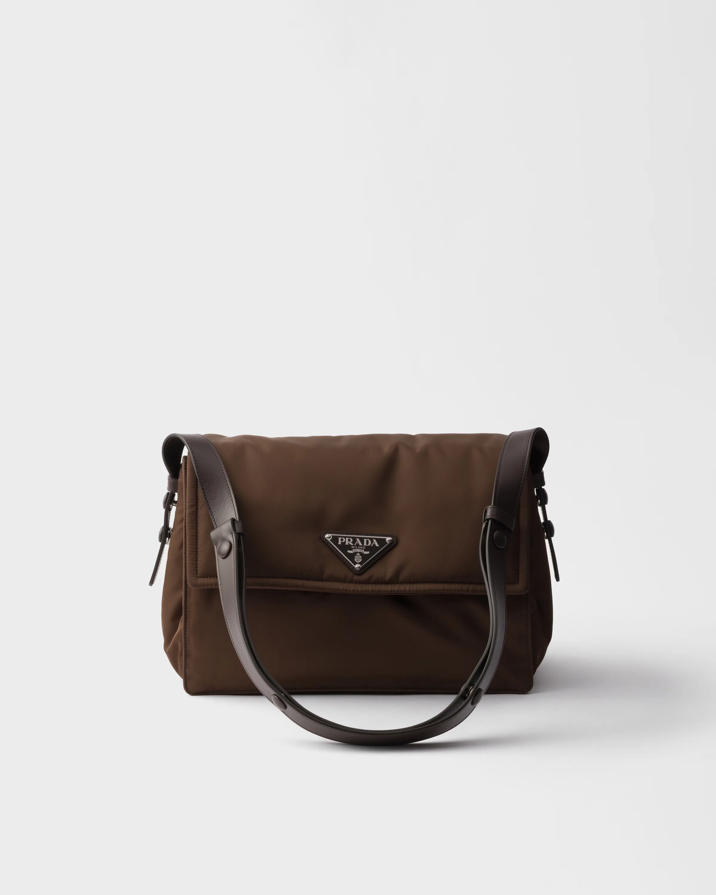 프라다 Prada Traveller 미디엄 패디드 Re-Nylon 백 1BD255_RDLN_F0038_V_OOO