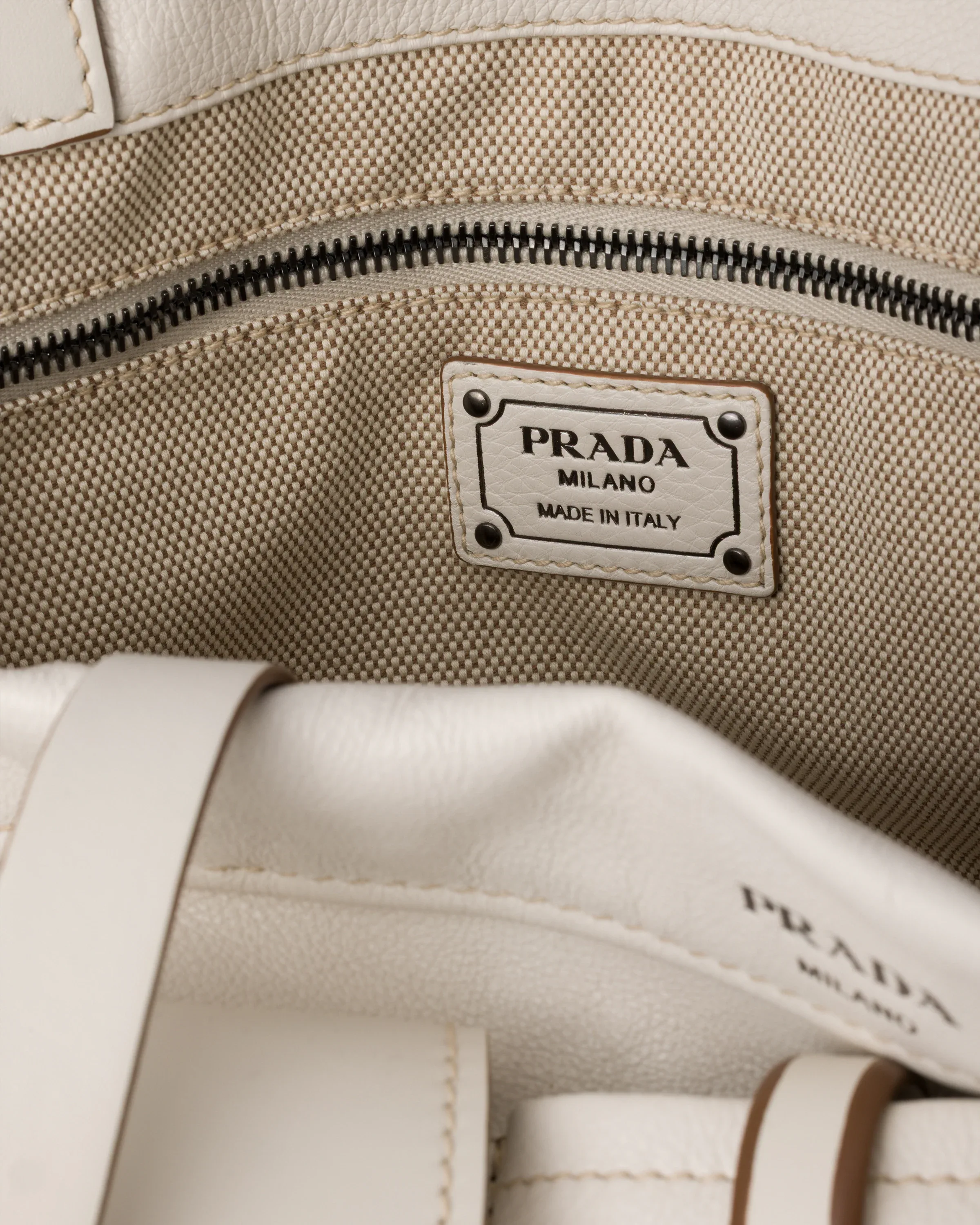 프라다 Prada Route 라지 레더 토트백 1BG644_2G6R_F0K74_V_OOO
