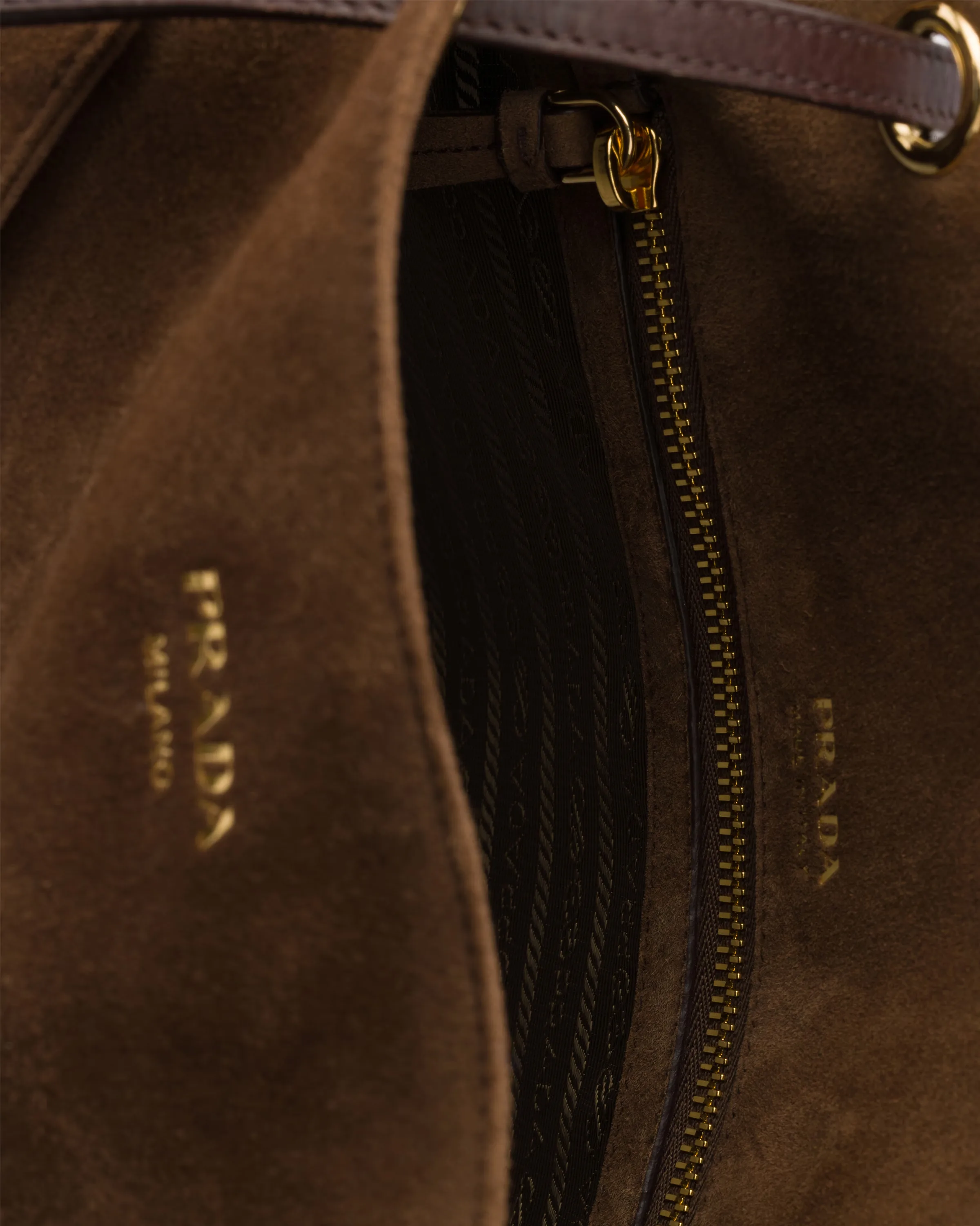 프라다 Prada Allusion 미디엄 스웨이드 토트백 1BG641_2G6D_F0324_V_OOO