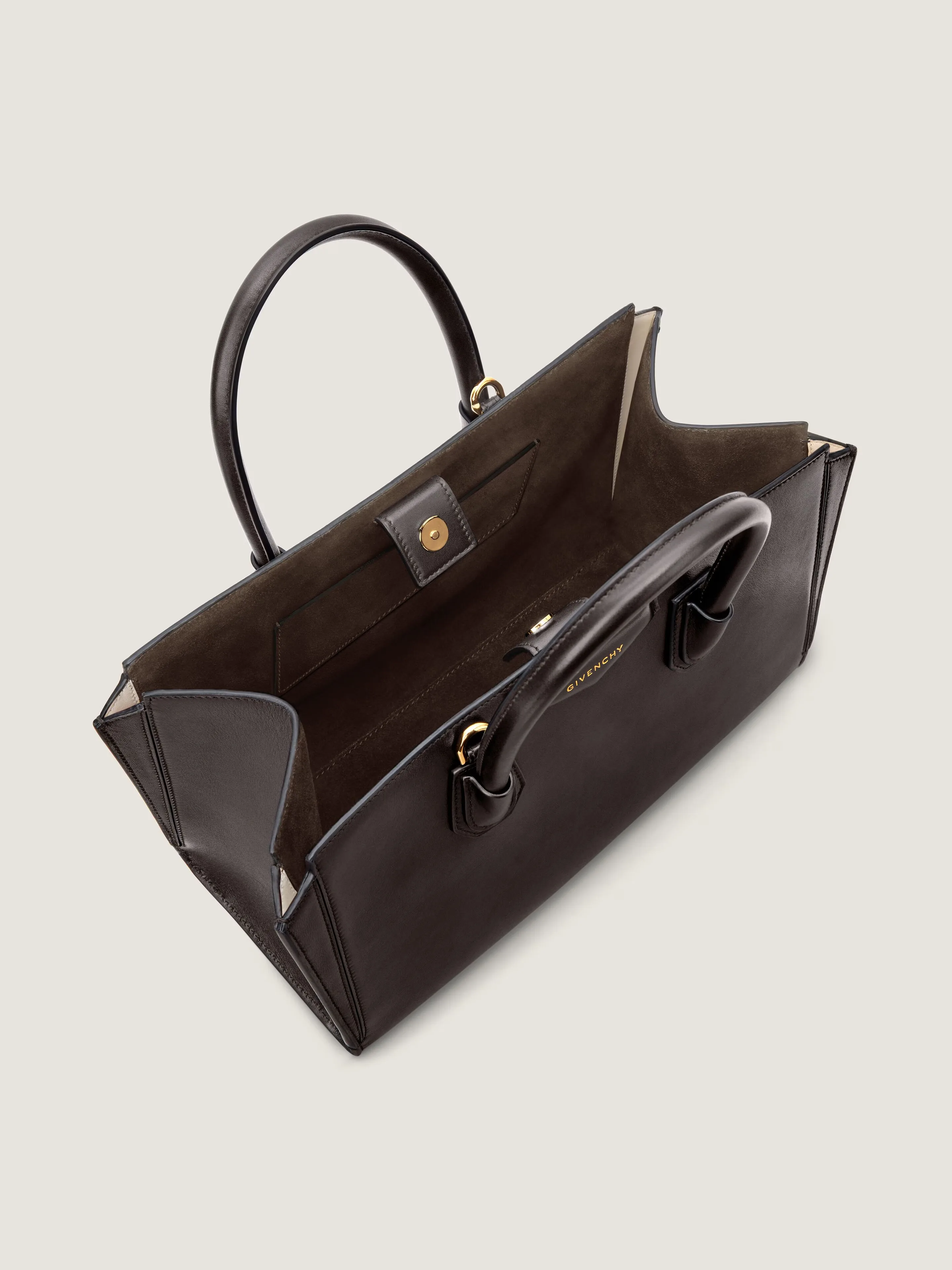 지방시 스몰 안티고나 Catchall 백 in shiny 그레인드 레더 BB5197B2HF-001