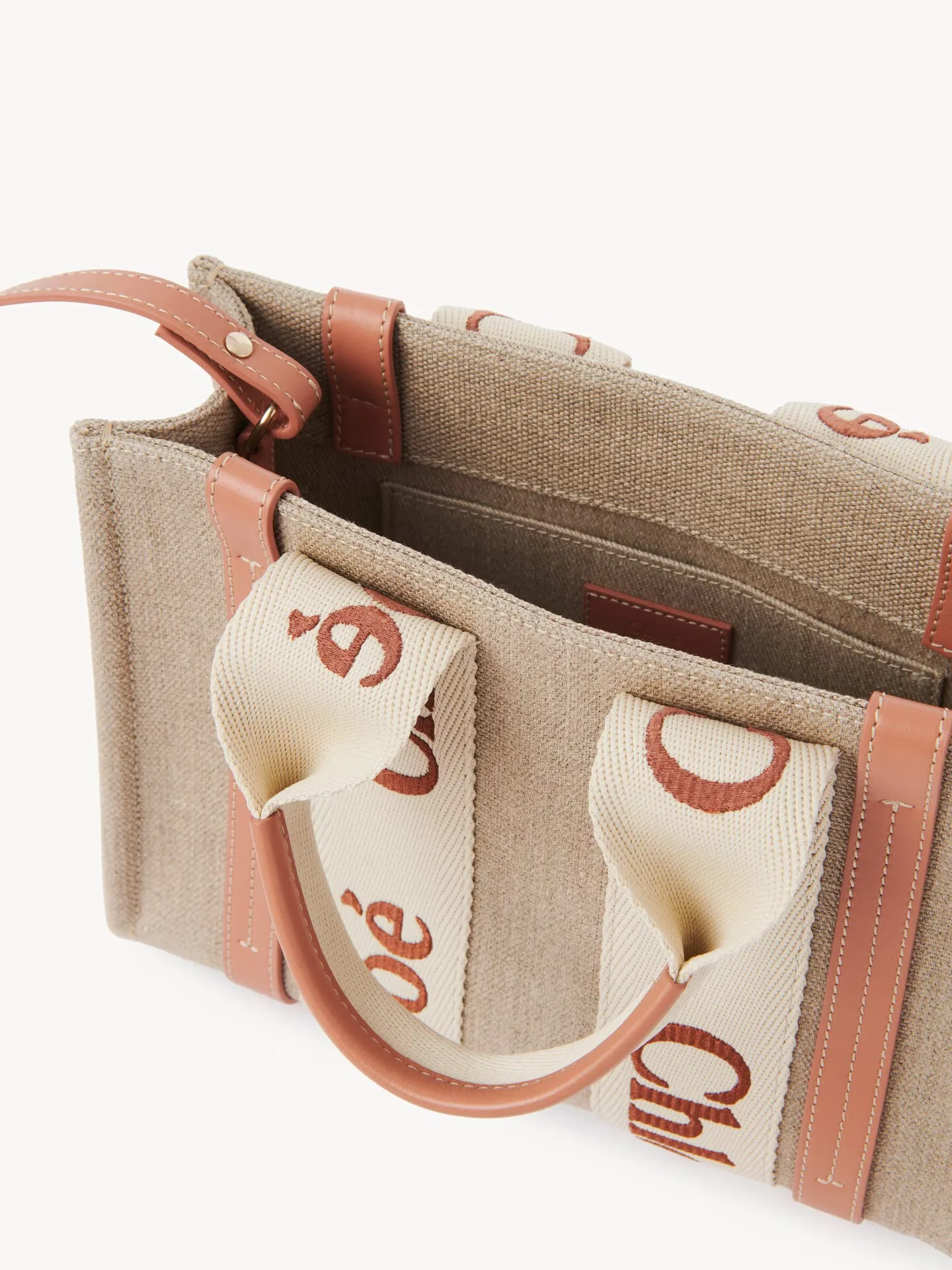 끌로에 스몰 우디 토트백 리넨 CHC23AS397L17847
