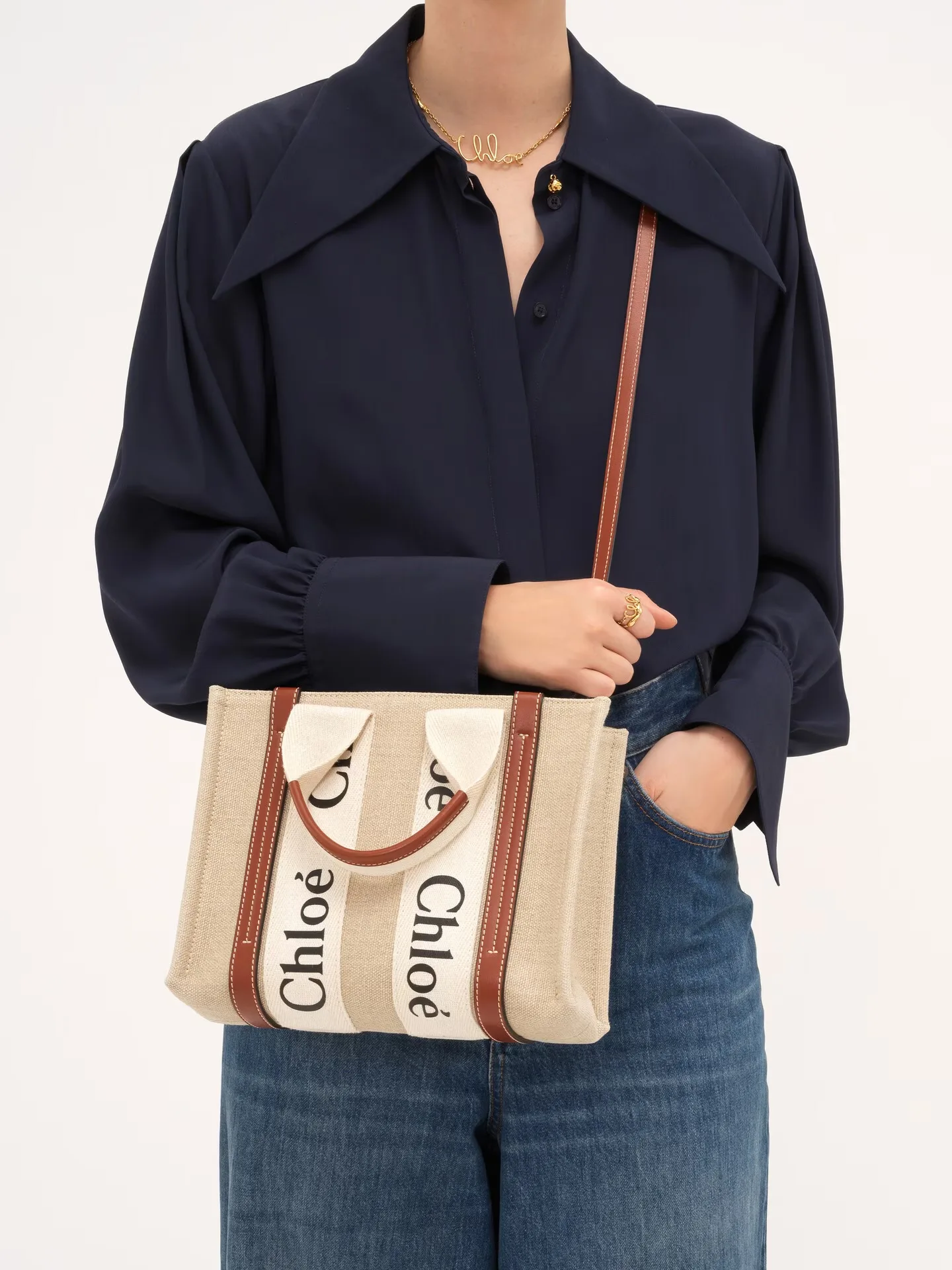 끌로에 스몰 우디 토트백 리넨 CHC22AS397I2690U