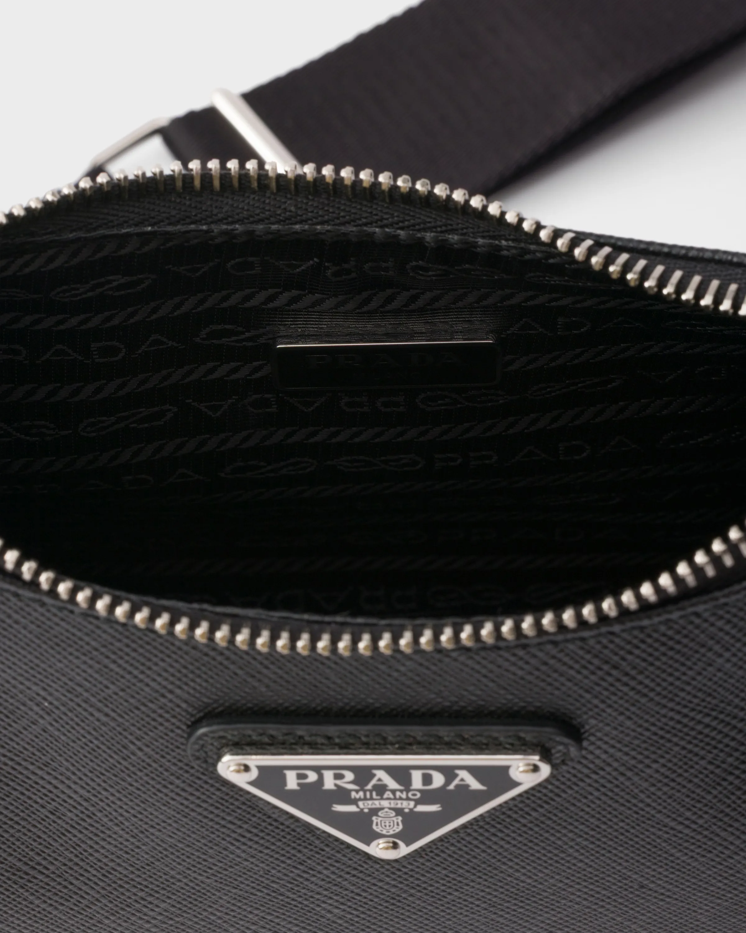 프라다 Prada Re-Edition 2005 사피아노 레더 백 1BH204_NZV_F0002_V_V2P