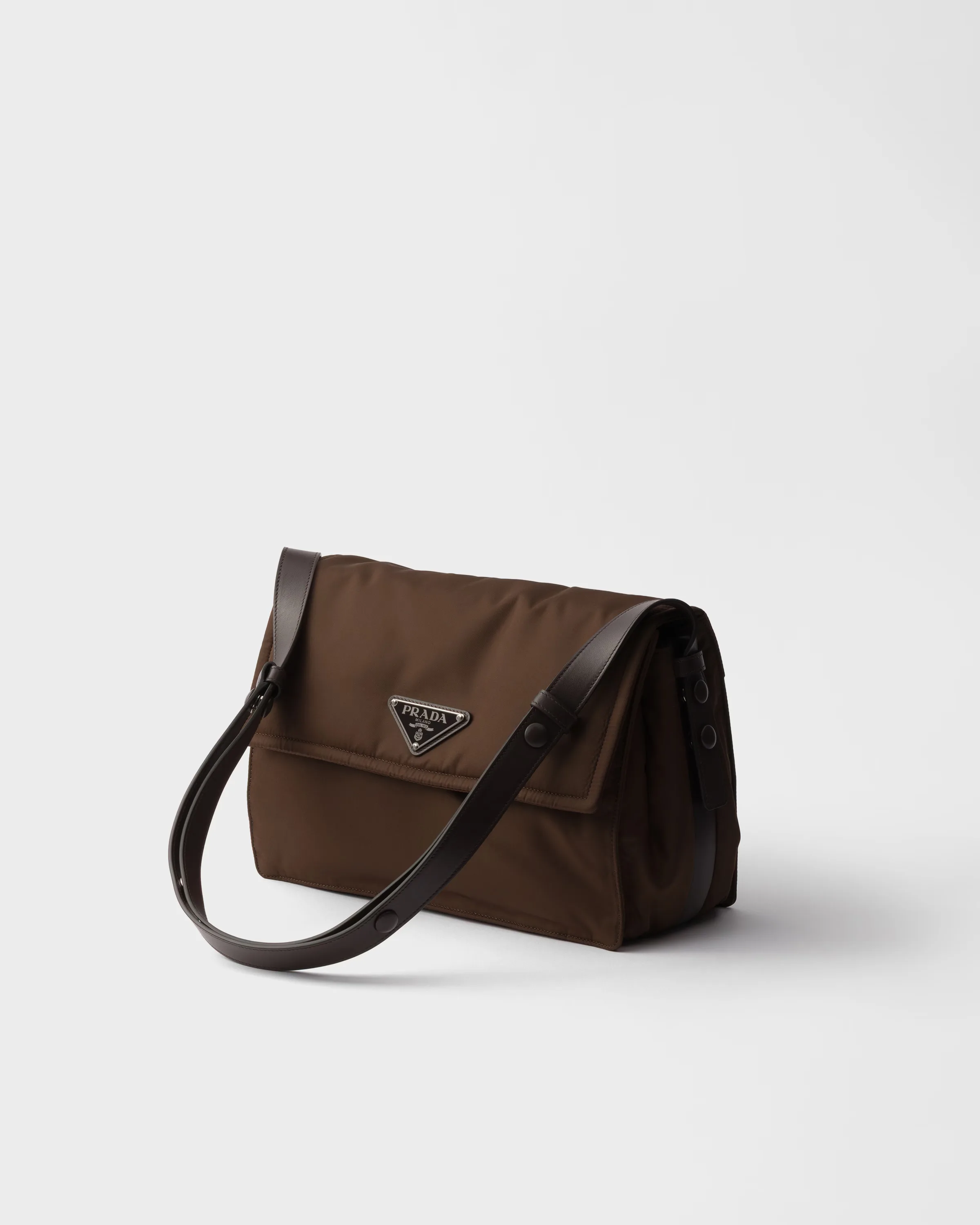 프라다 Prada Traveller 미디엄 패디드 Re-Nylon 백 1BD255_RDLN_F0038_V_OOO